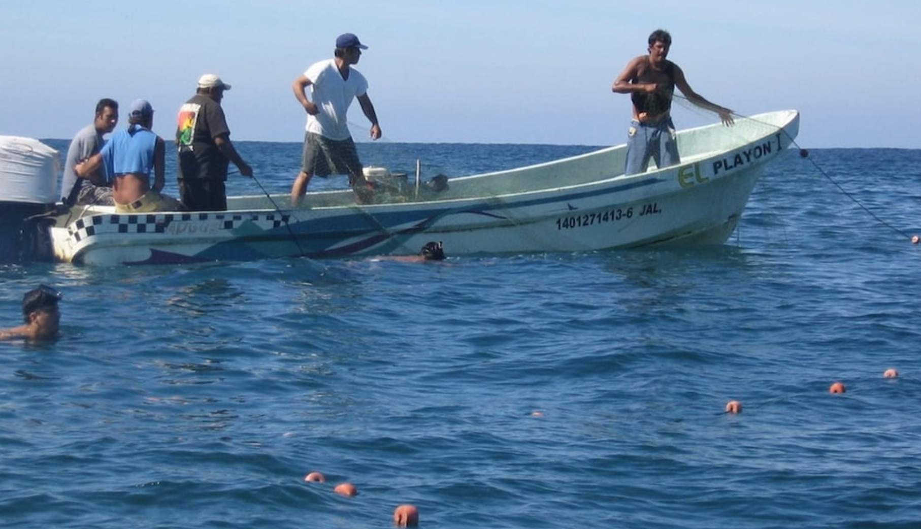 Rescatan a pescadores tras naufragar en Yucatán